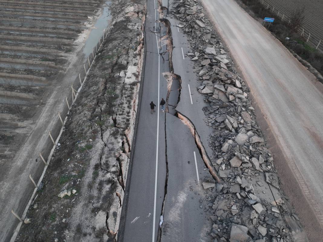 Kırılan fay hattı görüntülendi! Filmden kareler değil gerçek: Yollar yarıldı, devasa çatlaklar oluştu! 6